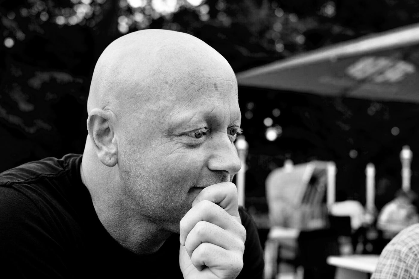 Olav Pirmajer, nachdenklich, Schwarz-Weiß-Porträt