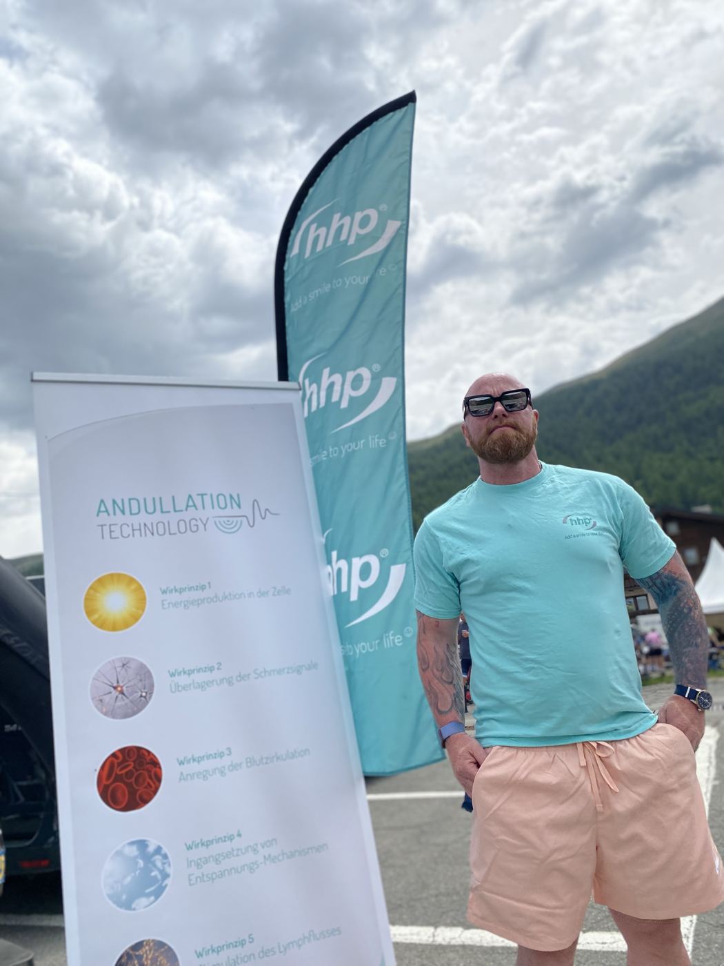 Olav Pirmajer am HHP-Stand bei einem Radsport-Event in den Alpen