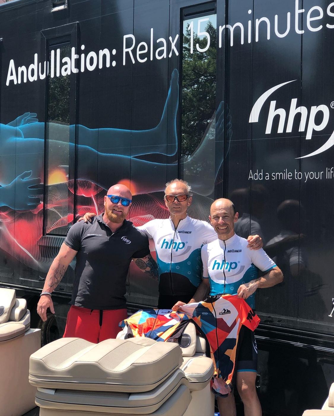 Olav Pirmajer mit Radsportlern im HHP-Trikot vor dem HHP-Truck