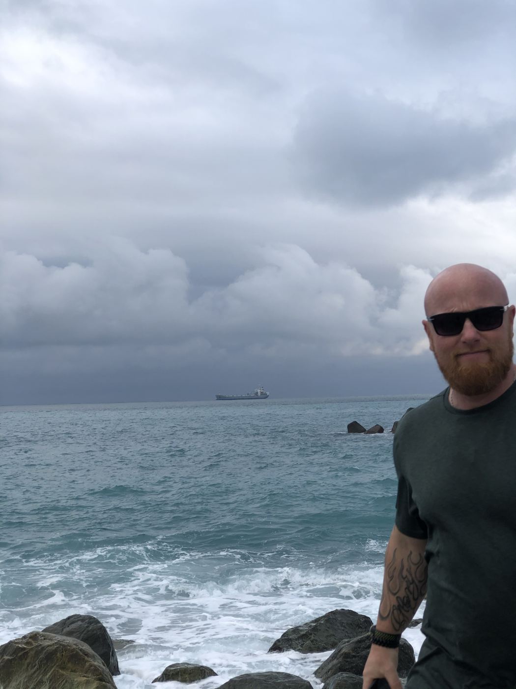 Olav Pirmajer am Meer bei Sturmwolken