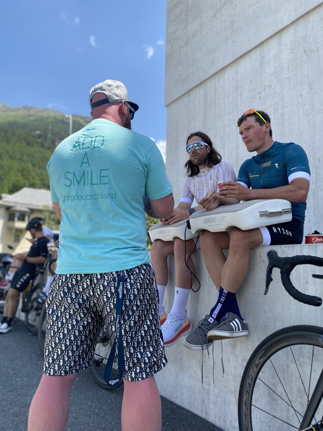 Olav Pirmajer im Gespräch mit Radsportlern bei der Regeneration