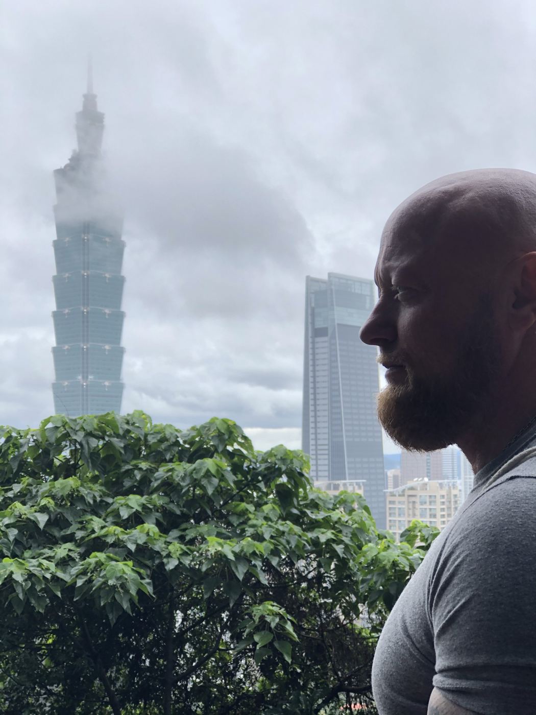 Olav Pirmajer vor der Skyline von Taipeh